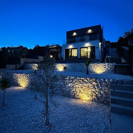 Golden With Heated Pool Вилла